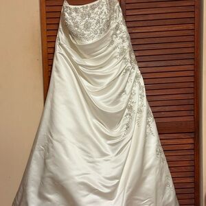 Elegant White Strapless Wedding Dress